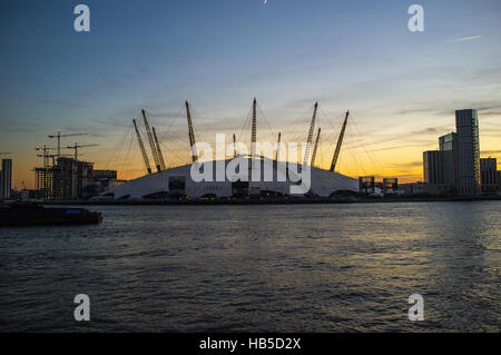 London, UK. 4. Dezember 2016. Der Sonnenuntergang auf die O2 und die Docks im Bild die aus Ost-Indien-Dock-Becken. Die O2-Arena ist ein großes Vergnügungsviertel auf der Greenwich Halbinsel in South East London. Bildnachweis: Alberto Pezzali/Pacific Press/Alamy Live-Nachrichten Stockfoto