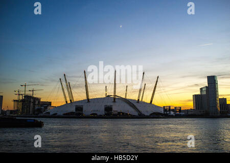 London, UK. 4. Dezember 2016. Der Sonnenuntergang auf die O2 und die Docks im Bild die aus Ost-Indien-Dock-Becken. Die O2-Arena ist ein großes Vergnügungsviertel auf der Greenwich Halbinsel in South East London. Bildnachweis: Alberto Pezzali/Pacific Press/Alamy Live-Nachrichten Stockfoto