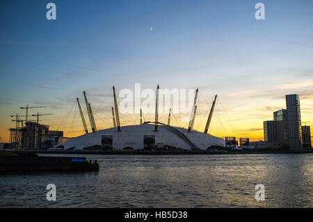 London, UK. 4. Dezember 2016. Der Sonnenuntergang auf die O2 und die Docks im Bild die aus Ost-Indien-Dock-Becken. Die O2-Arena ist ein großes Vergnügungsviertel auf der Greenwich Halbinsel in South East London. Bildnachweis: Alberto Pezzali/Pacific Press/Alamy Live-Nachrichten Stockfoto