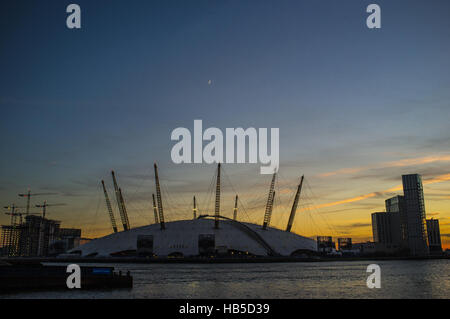 London, UK. 4. Dezember 2016. Der Sonnenuntergang auf die O2 und die Docks im Bild die aus Ost-Indien-Dock-Becken. Die O2-Arena ist ein großes Vergnügungsviertel auf der Greenwich Halbinsel in South East London. Bildnachweis: Alberto Pezzali/Pacific Press/Alamy Live-Nachrichten Stockfoto