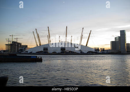 London, UK. 4. Dezember 2016. Der Sonnenuntergang auf die O2 und die Docks im Bild die aus Ost-Indien-Dock-Becken. Die O2-Arena ist ein großes Vergnügungsviertel auf der Greenwich Halbinsel in South East London. Bildnachweis: Alberto Pezzali/Pacific Press/Alamy Live-Nachrichten Stockfoto