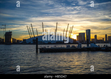 London, UK. 4. Dezember 2016. Der Sonnenuntergang auf die O2 und die Docks im Bild die aus Ost-Indien-Dock-Becken. Die O2-Arena ist ein großes Vergnügungsviertel auf der Greenwich Halbinsel in South East London. Bildnachweis: Alberto Pezzali/Pacific Press/Alamy Live-Nachrichten Stockfoto