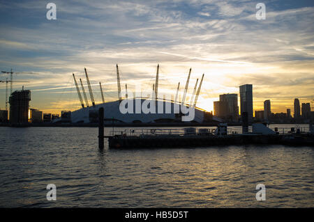 London, UK. 4. Dezember 2016. Der Sonnenuntergang auf die O2 und die Docks im Bild die aus Ost-Indien-Dock-Becken. Die O2-Arena ist ein großes Vergnügungsviertel auf der Greenwich Halbinsel in South East London. Bildnachweis: Alberto Pezzali/Pacific Press/Alamy Live-Nachrichten Stockfoto