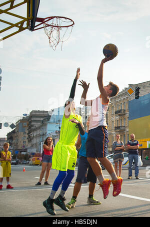 Jugendliche, die während der 3 x 3 ukrainische Streetball Meisterschaft Basketball zu spielen. Stockfoto