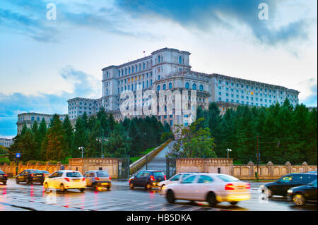 Pkw-Verkehr vor Parlamentsgebäude. Bukarest, Rumänien Stockfoto