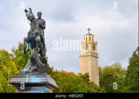 Statue von Philip von Mazedonien und Uhrturm ist das Wahrzeichen von Bitola, Mazedonien Stockfoto