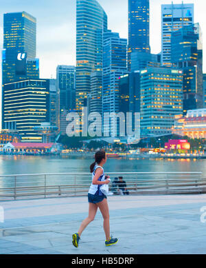 Unbekannte Menschen laufen vor Singapur in Singapur. Stockfoto