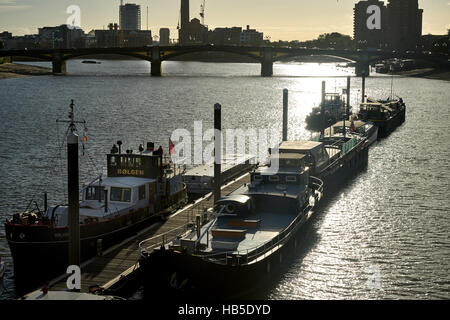 Boote auf der Themse. Thames Sonnenuntergang, Battersea Brücke, Thames Lastkahn.  Themse Stockfoto