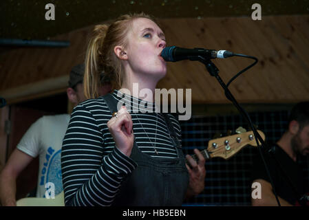 London, UK. 4. Dezember 2016. Los Campesinos! führen Sie im Moth Club. Sie sind eine sieben Stück-Indie-pop-Band aus Cardiff, Wales. Sie sind Gareth Paisey (Gesang), Rob Taylor, Kim Paisey und Tom Bromley Credit: Alberto Pezzali/Pacific Press/Alamy Live News Stockfoto