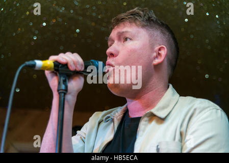 London, UK. 4. Dezember 2016. Los Campesinos! führen Sie im Moth Club. Sie sind eine sieben Stück-Indie-pop-Band aus Cardiff, Wales. Sie sind Gareth Paisey (Gesang), Rob Taylor, Kim Paisey und Tom Bromley Credit: Alberto Pezzali/Pacific Press/Alamy Live News Stockfoto