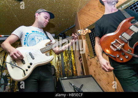 London, UK. 4. Dezember 2016. Los Campesinos! führen Sie im Moth Club. Sie sind eine sieben Stück-Indie-pop-Band aus Cardiff, Wales. Sie sind Gareth Paisey (Gesang), Rob Taylor, Kim Paisey und Tom Bromley Credit: Alberto Pezzali/Pacific Press/Alamy Live News Stockfoto