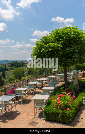 Restaurant im Freien über toskanischen Landschaft bei San Gimignano Stockfoto