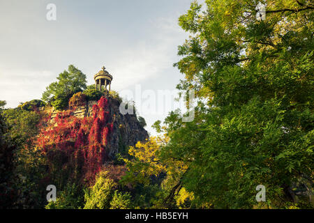Temple De La Sibylle in den Parc des Buttes Chaumont in Paris, Frankreich, im Herbst Stockfoto
