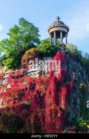 Temple De La Sibylle in den Parc des Buttes Chaumont in Paris, Frankreich, im Herbst Stockfoto