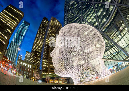 Eine Nacht, fisheye Ansicht der Skulptur Wonderland von Jaume Plensa vor The Bow Wolkenkratzer in Calgary, Alberta, Kanada. Stockfoto