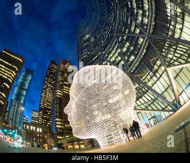 Eine Nacht, fisheye Ansicht der Skulptur Wonderland von Jaume Plensa vor The Bow Wolkenkratzer in Calgary, Alberta, Kanada. Stockfoto