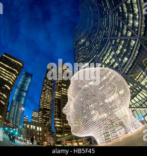 Eine Nacht, fisheye Ansicht der Skulptur Wonderland von Jaume Plensa vor The Bow Wolkenkratzer in Calgary, Alberta, Kanada. Stockfoto