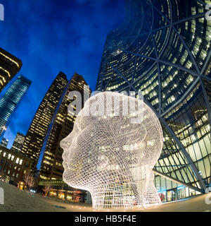 Eine Nacht, fisheye Ansicht der Skulptur Wonderland von Jaume Plensa vor The Bow Wolkenkratzer in Calgary, Alberta, Kanada. Stockfoto