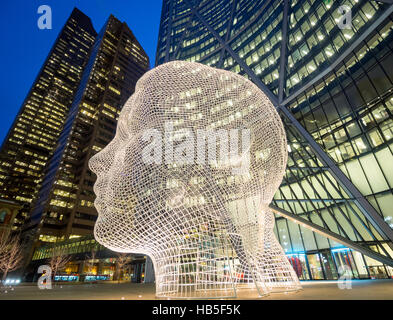 Eine Nacht, fisheye Ansicht der Skulptur Wonderland von Jaume Plensa vor The Bow Wolkenkratzer in Calgary, Alberta, Kanada. Stockfoto