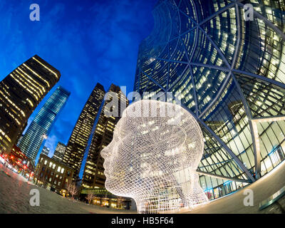 Eine Nacht, fisheye Ansicht der Skulptur Wonderland von Jaume Plensa vor The Bow Wolkenkratzer in Calgary, Alberta, Kanada. Stockfoto