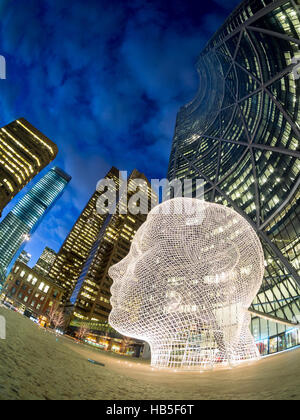 Eine Nacht, fisheye Ansicht der Skulptur Wonderland von Jaume Plensa vor The Bow Wolkenkratzer in Calgary, Alberta, Kanada. Stockfoto