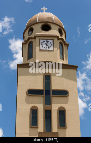 Koloniale Kirche im Salento vor blauem Himmel, Kolumbien Stockfoto