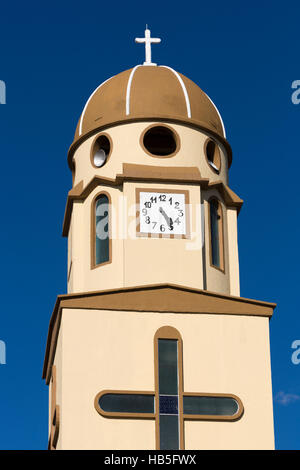 Koloniale Kirche im Salento vor blauem Himmel, Kolumbien Stockfoto