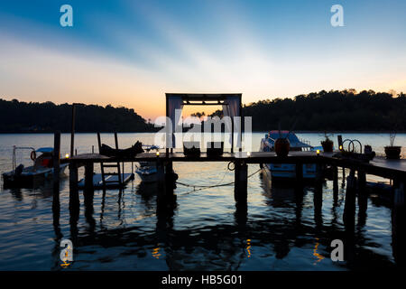 Thai Terrasse Lounges mit Pergola bei Sonnenuntergang auf hölzernen Pier in Koh Chang Stockfoto