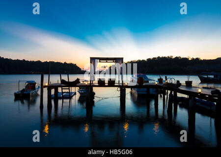 Thai Terrasse Lounges mit Pergola bei Sonnenuntergang auf hölzernen Pier in Koh Chang Stockfoto