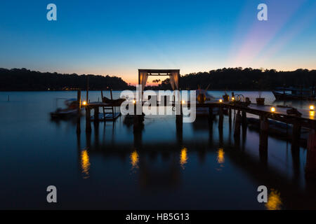 Thai Terrasse Lounges mit Pergola bei Sonnenuntergang auf hölzernen Pier in Koh Chang Stockfoto