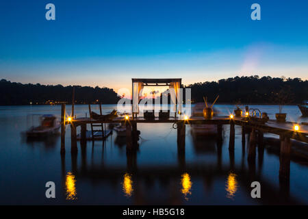 Thai Terrasse Lounges mit Pergola bei Sonnenuntergang auf hölzernen Pier in Koh Chang Stockfoto