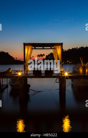 Thai Terrasse Lounges mit Pergola bei Sonnenuntergang auf hölzernen Pier in Koh Chang Stockfoto