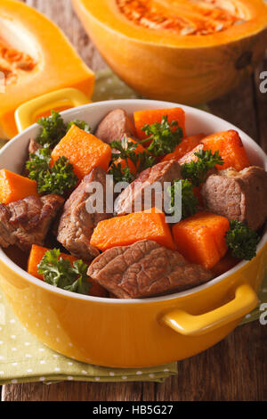 Rindsgulasch mit Kürbis Makro in einem Topf auf den Tisch. vertikale Stockfoto