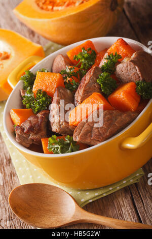 Geschmortes Rindfleisch mit Kürbis Closeup in der Pfanne auf den Tisch. vertikale Stockfoto