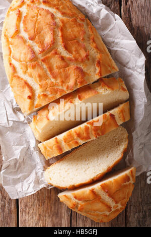 Niederländisches Essen: Tiger Brot in Scheiben geschnittenen close-up auf dem Tisch.  vertikale Ansicht von oben Stockfoto