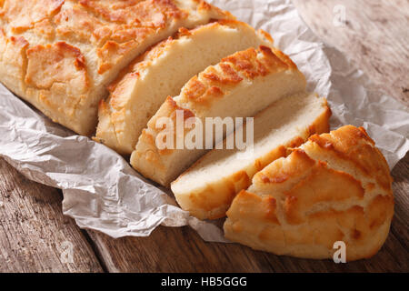 Tiger Brot in Scheiben geschnittenen close-up auf dem Tisch. Horizontal, rustikal Stockfoto