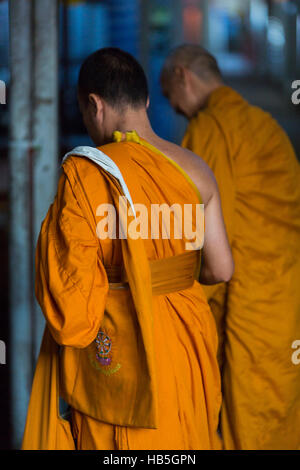 Zwei Thai-Mönche stehen und beten in Insel Koh Chang. Stockfoto