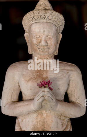 Buddha-Statue, die isoliert auf hinteren Hintergrund, Thailand Stockfoto