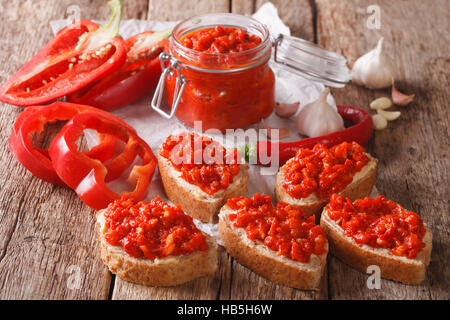 Traditionelle Balkan Ajvar aus Paprika mit Knoblauch Nahaufnahme auf dem Tisch. horizontale Stockfoto