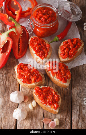 Ajvar - köstliches Gericht von Paprika, Zwiebeln und Knoblauch Closeup auf dem Tisch. vertikale Stockfoto