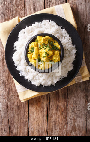 Chicken Korma von Kokos und Sahne-Sauce in eine Reis serviert. vertikale Ansicht von oben Stockfoto