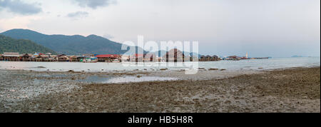 Fischerdorf auf Stelzen von Bang Bao Village. Insel Koh Chang, Thailand. Stockfoto