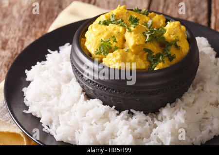Indisches Chicken Korma mit Basmati Reis Nahaufnahme auf dem Tisch. horizontale Stockfoto