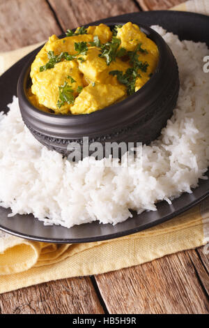 Chicken Korma eine beliebte süße indische Curry-Gericht aus Kokosnuss und Sahne-Sauce in eine Reis serviert. Vertikal Stockfoto