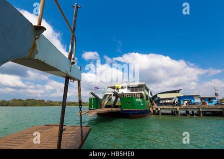 Fähre auf die Insel Koh Chang in der Provinz Trat. Thailand Stockfoto