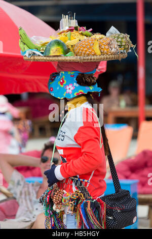 Obst-Verkäufer arbeiten am Strand von Koh Rong in Kambodscha Stockfoto