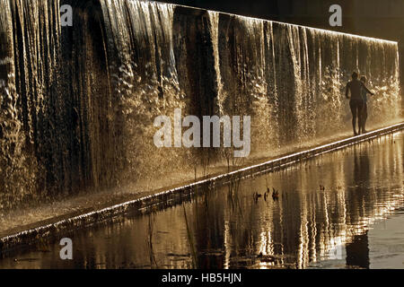 Sommerabend am Wasserfall Stockfoto