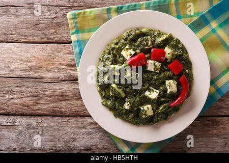 Indischen Palak Paneer in würziger Spinat mit Käse-close-up auf dem Tisch. Horizontale Ansicht von oben Stockfoto