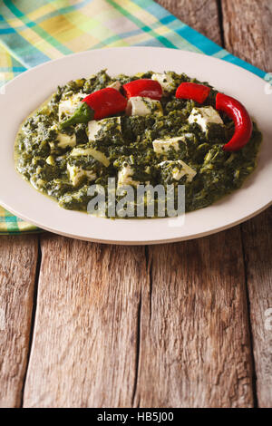 Indischen Palak Paneer Spinat mit Käse und Gewürze Nahaufnahme auf dem Tisch. Vertikal Stockfoto