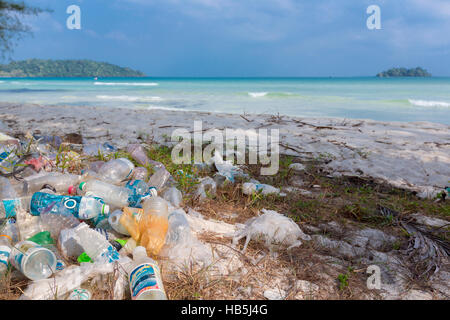Kunststoff-Flaschen, Müll und Abfälle auf den Strand von Koh Rong, Kambodscha Stockfoto